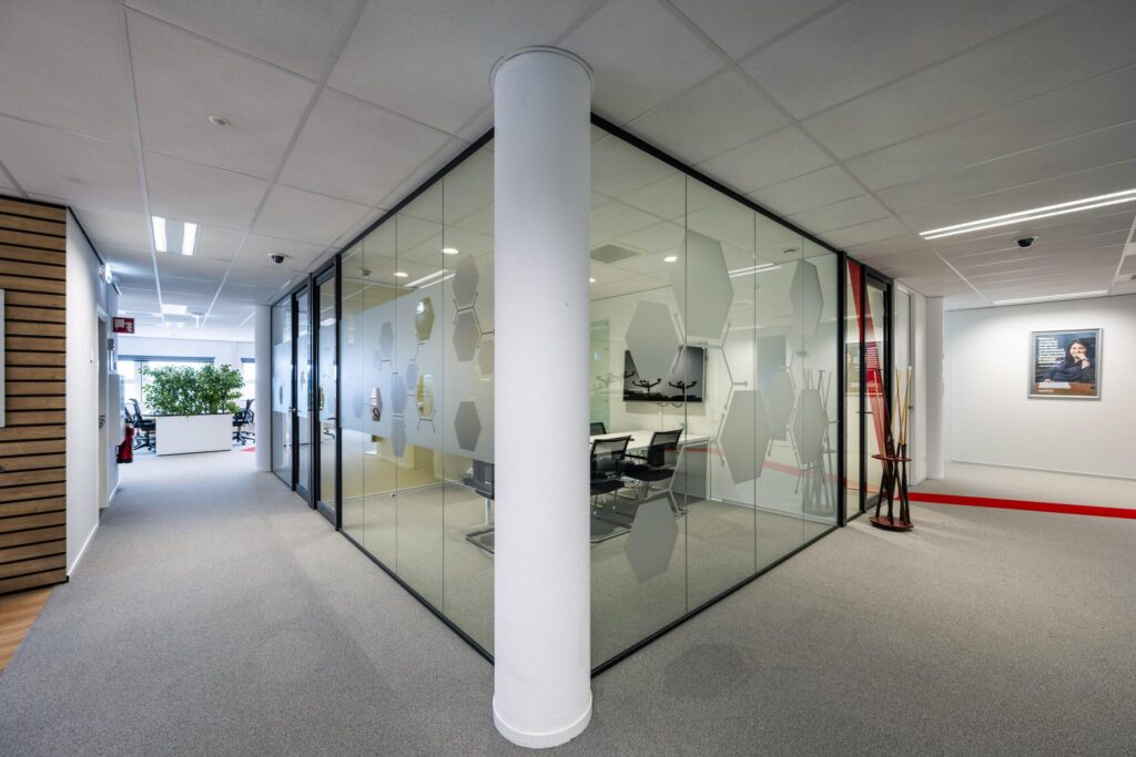 Moderne kantoorruimte aan de H.J.E. Wenckebachweg met glazen vergaderruimte en strakke inrichting.